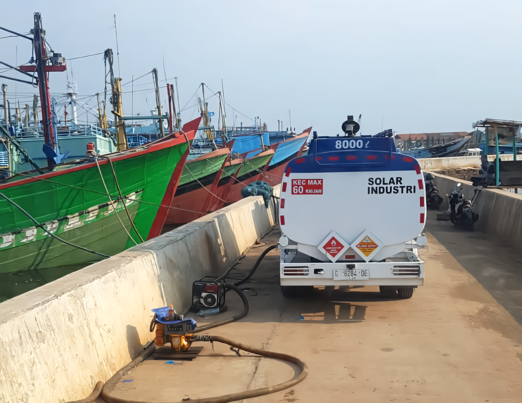 Pengisian BBM Solar Industri di Kapal