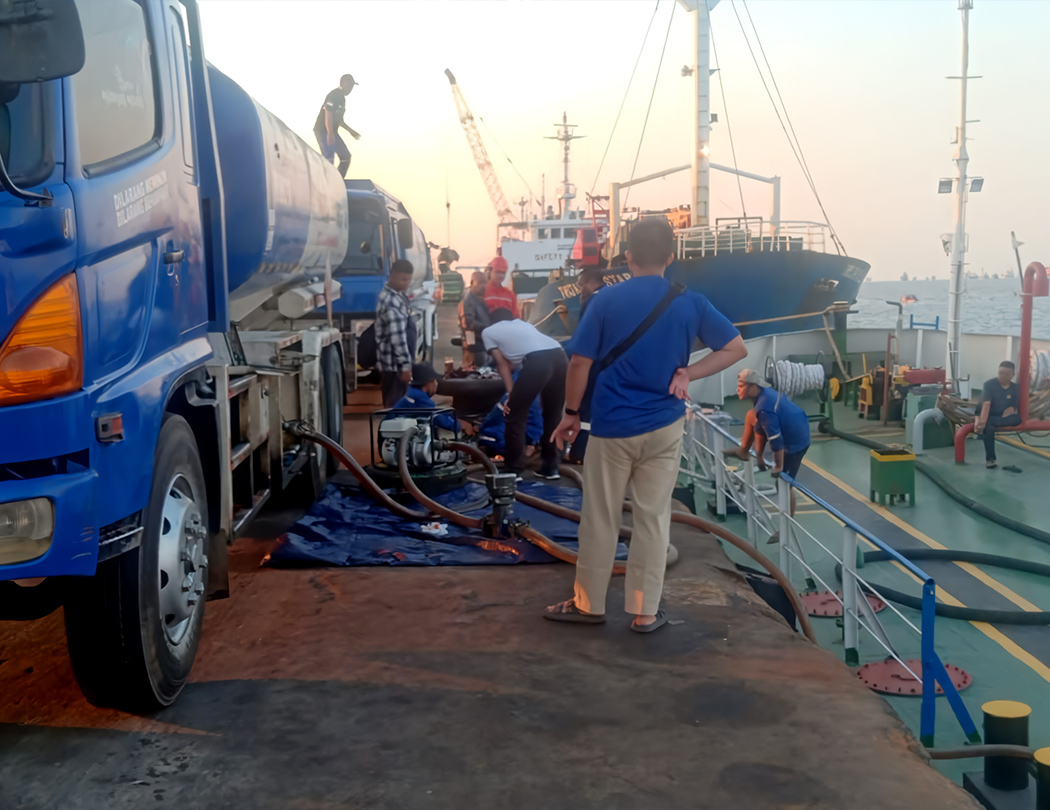 Pengisian BBM Solar Industri di Kapal